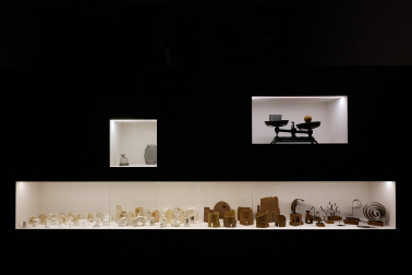 El Museo de Navarra acoge hasta el 14 de septiembre la exposición 'Mertxe Sueskun. Jugando, cuento / Jostatuz, kontatu egiten dut', que recoge cerca de 60 obras realizadas por la artista entre la década de los 80 y la actualidad.