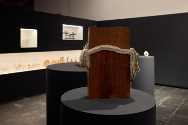 El Museo de Navarra acoge hasta el 14 de septiembre la exposición 'Mertxe Sueskun. Jugando, cuento / Jostatuz, kontatu egiten dut', que recoge cerca de 60 obras realizadas por la artista entre la década de los 80 y la actualidad.