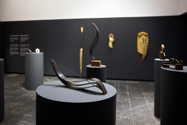 El Museo de Navarra acoge hasta el 14 de septiembre la exposición 'Mertxe Sueskun. Jugando, cuento / Jostatuz, kontatu egiten dut', que recoge cerca de 60 obras realizadas por la artista entre la década de los 80 y la actualidad.