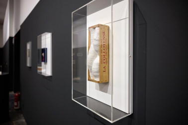 El Museo de Navarra acoge hasta el 14 de septiembre la exposición 'Mertxe Sueskun. Jugando, cuento / Jostatuz, kontatu egiten dut', que recoge cerca de 60 obras realizadas por la artista entre la década de los 80 y la actualidad.