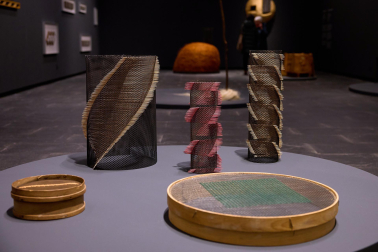 El Museo de Navarra acoge hasta el 14 de septiembre la exposición 'Mertxe Sueskun. Jugando, cuento / Jostatuz, kontatu egiten dut', que recoge cerca de 60 obras realizadas por la artista entre la década de los 80 y la actualidad.