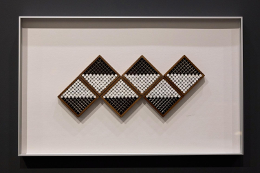 El Museo de Navarra acoge hasta el 14 de septiembre la exposición 'Mertxe Sueskun. Jugando, cuento / Jostatuz, kontatu egiten dut', que recoge cerca de 60 obras realizadas por la artista entre la década de los 80 y la actualidad.