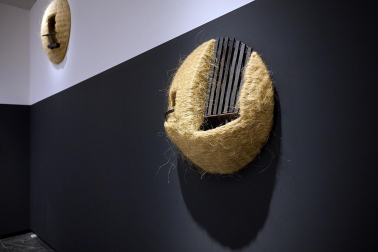 El Museo de Navarra acoge hasta el 14 de septiembre la exposición 'Mertxe Sueskun. Jugando, cuento / Jostatuz, kontatu egiten dut', que recoge cerca de 60 obras realizadas por la artista entre la década de los 80 y la actualidad.