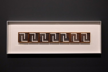 El Museo de Navarra acoge hasta el 14 de septiembre la exposición 'Mertxe Sueskun. Jugando, cuento / Jostatuz, kontatu egiten dut', que recoge cerca de 60 obras realizadas por la artista entre la década de los 80 y la actualidad.