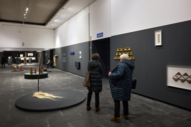 El Museo de Navarra acoge hasta el 14 de septiembre la exposición 'Mertxe Sueskun. Jugando, cuento / Jostatuz, kontatu egiten dut', que recoge cerca de 60 obras realizadas por la artista entre la década de los 80 y la actualidad.