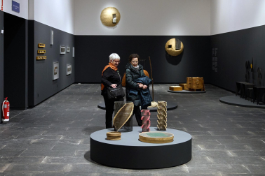 El Museo de Navarra acoge hasta el 14 de septiembre la exposición 'Mertxe Sueskun. Jugando, cuento / Jostatuz, kontatu egiten dut', que recoge cerca de 60 obras realizadas por la artista entre la década de los 80 y la actualidad.