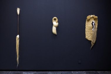 El Museo de Navarra acoge hasta el 14 de septiembre la exposición 'Mertxe Sueskun. Jugando, cuento / Jostatuz, kontatu egiten dut', que recoge cerca de 60 obras realizadas por la artista entre la década de los 80 y la actualidad.