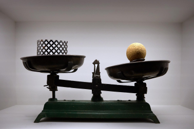 El Museo de Navarra acoge hasta el 14 de septiembre la exposición 'Mertxe Sueskun. Jugando, cuento / Jostatuz, kontatu egiten dut', que recoge cerca de 60 obras realizadas por la artista entre la década de los 80 y la actualidad.