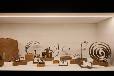 El Museo de Navarra acoge hasta el 14 de septiembre la exposición 'Mertxe Sueskun. Jugando, cuento / Jostatuz, kontatu egiten dut', que recoge cerca de 60 obras realizadas por la artista entre la década de los 80 y la actualidad.