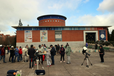 Fotos del eclipse solar desde el Planetario de Pamplona