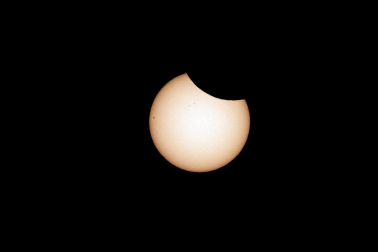 Foto del eclipse solar del 29 de marzo de 2025./
