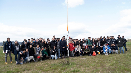 El consejero García junto a los y las estudiantes participantes en la VII edición CanSat Navarra, en Lerín