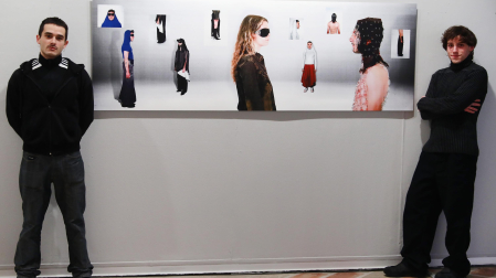 Los artistas muestran otra de las obras de la exposición 'Plasta'