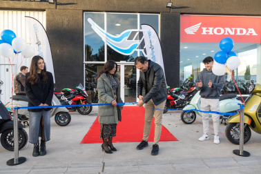 José Antonio Bienzobas y María José Rapún, junto a sus hijos Mauro y Carla, durante la inauguración de las nuevas instalaciones de MotoGaaaz 72 en el Polígono La Barrena de Tudela