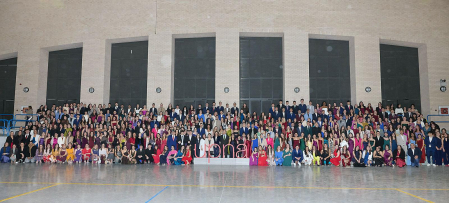 Foto de grupo de los estudiantes de todas las titulaciones de la Facultad de Ciencias Humanas, Sociales y de la Educación de la UPNA