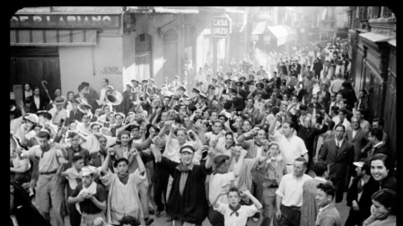 Sanfermines 1936: Los mozos bailan en el mismo recorrido del encierro al son de las dianas