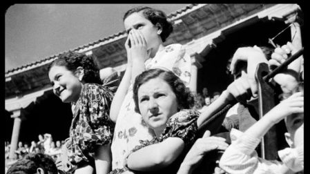 Sanfermines 1936: Varias niñas y mujeres observan el espectáculo de las vaquillas desde el tendido