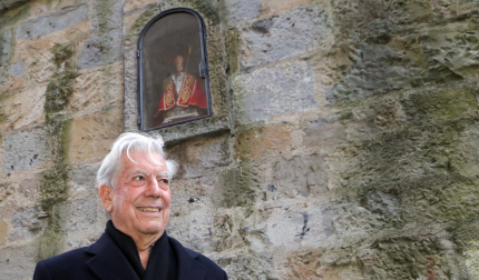 Mario Vargas Llosa, delante de la hornacina de San Fermín, en la Cuesta de Santo Domingo