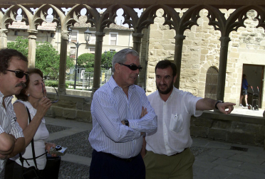 Mario Vargas Llosa y su mujer Patricia, en Olite en 2002
