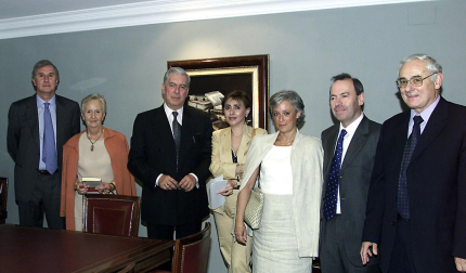 Encuentro en 2002 con el escritor en el marco de la conferencia que ofreció en Navarra Foro XXI. De izquierda a derecha Demetrio Martínez de Azagra e Isabel García Tuñón, del consejo de administración de La Información, Mario Vargas Llosa, Inés Artajo, subdirectora en aquel momento de Diario de Navarra; Virgilio Sagüés, del consejo de La Información, y su esposa Elena Rodríguez; y Julio Martínez Torres, director del periódico.