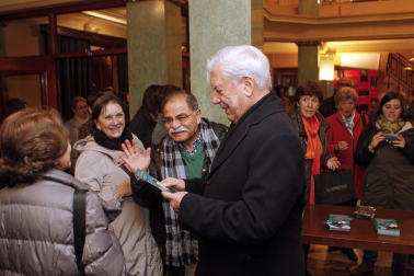 Fotos de los seis viajes de Vargas Llosa a Navarra.