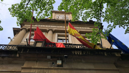 Las banderas de la sede de la Delegación del Gobierno ondean también a media asta por el fallecimiento del Papa Francisco