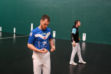 Unai Laso prueba una pelota, en presencia de Artola en el Labrit.