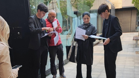 Dos personas atendiendo este miércoles por la mañana a las personas que iban llegando a la trasera de Esquíroz en las oficinas de Hacienda Navarra