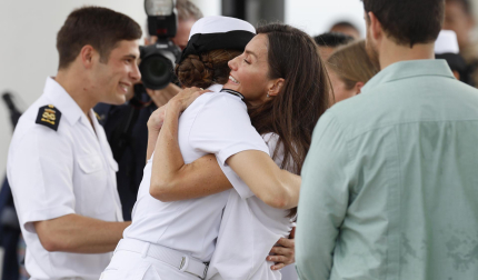 La princesa Leonor y la reina Letizia se han fundido en un emotivo abrazo