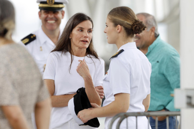 Encuentro de la reina Letizia y la princesa Leonor en la escala de Elcano en Panamá.