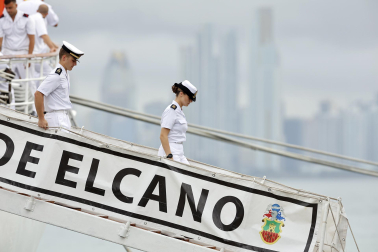 Encuentro de la reina Letizia y la princesa Leonor en la escala de Elcano en Panamá.