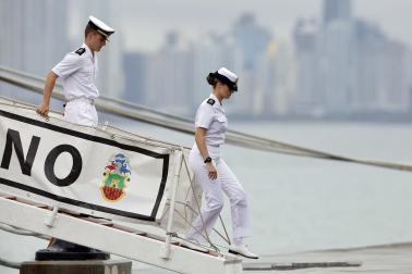 Encuentro de la reina Letizia y la princesa Leonor en la escala de Elcano en Panamá.