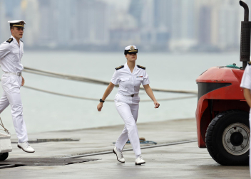 Encuentro de la reina Letizia y la princesa Leonor en la escala de Elcano en Panamá.
