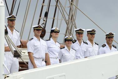Encuentro de la reina Letizia y la princesa Leonor en la escala de Elcano en Panamá.