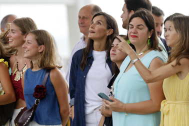 Encuentro de la reina Letizia y la princesa Leonor en la escala de Elcano en Panamá.