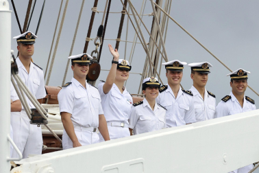 Encuentro de la reina Letizia y la princesa Leonor en la escala de Elcano en Panamá.