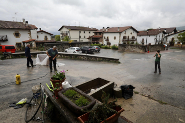 Fotos de las labores de limpieza en Iturmendi tras las inundaciones de este domingo