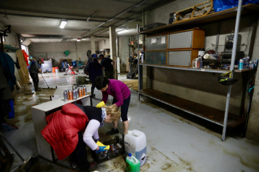 Fotos de las labores de limpieza en Iturmendi tras las inundaciones de este domingo