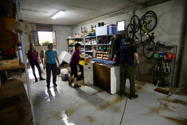 Fotos de las labores de limpieza en Iturmendi tras las inundaciones de este domingo