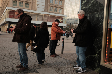 Viandantes cerca de Alexanderplatz.