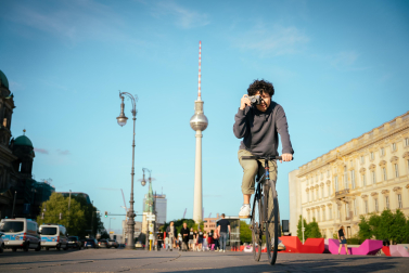 Pablo Villar con su bicicleta en Berlín. Al fondo, la torre de telecomunicación Fernsehturm.