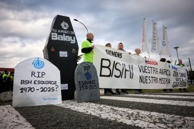 Performance en protesta por el cierre anunciado de la planta de BSH en Esquíroz