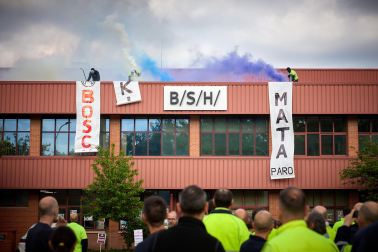 Performance en protesta por el cierre anunciado de la planta de BSH en Esquíroz