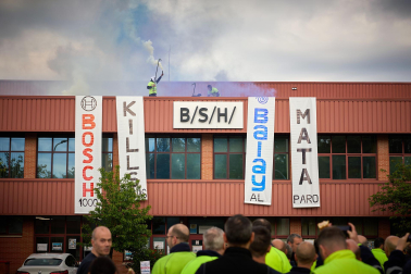 Performance en protesta por el cierre anunciado de la planta de BSH en Esquíroz