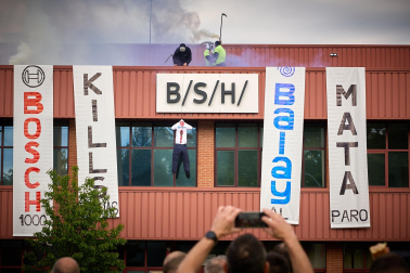 Performance en protesta por el cierre anunciado de la planta de BSH en Esquíroz