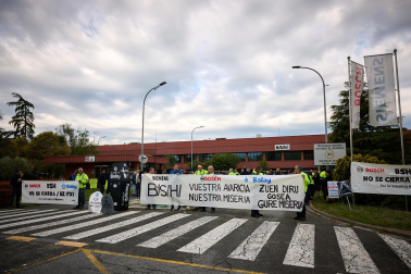 Performance en protesta por el cierre anunciado de la planta de BSH en Esquíroz