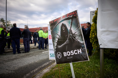 Performance en protesta por el cierre anunciado de la planta de BSH en Esquíroz