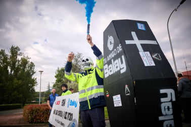Performance en protesta por el cierre anunciado de la planta de BSH en Esquíroz