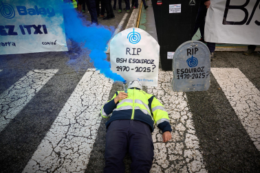 Performance en protesta por el cierre anunciado de la planta de BSH en Esquíroz