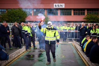 Performance en protesta por el cierre anunciado de la planta de BSH en Esquíroz